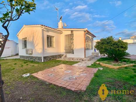 Spacieuse villa de plain pied + appartement indépendant, en vente à Empuriabrava