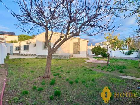 Spacieuse villa de plain pied + appartement indépendant, en vente à Empuriabrava