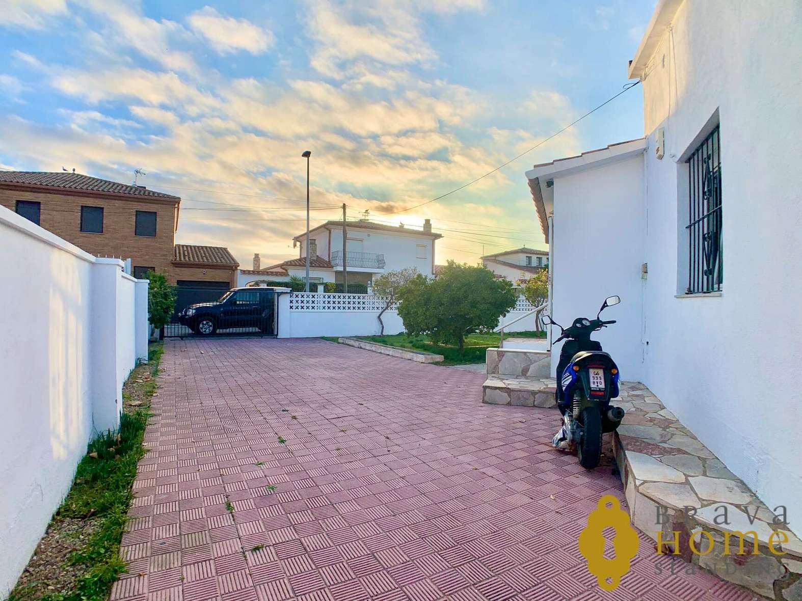 Àmplia casa de planta baixa + apartament de convidats, en venda a Empuriabrava