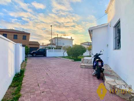 Spacieuse villa de plain pied + appartement indépendant, en vente à Empuriabrava