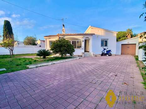 Spacieuse villa de plain pied + appartement indépendant, en vente à Empuriabrava