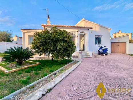 Spacieuse villa de plain pied + appartement indépendant, en vente à Empuriabrava