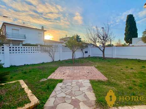 Spacieuse villa de plain pied + appartement indépendant, en vente à Empuriabrava