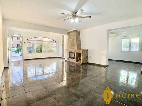 Spacieuse villa de plain pied + appartement indépendant, en vente à Empuriabrava
