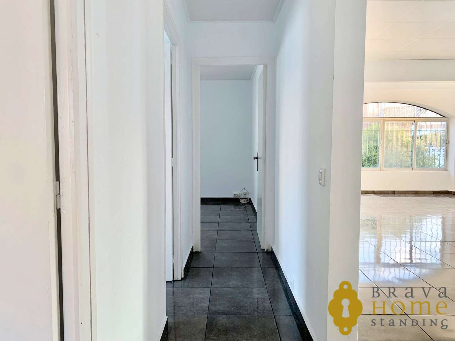 Àmplia casa de planta baixa + apartament de convidats, en venda a Empuriabrava
