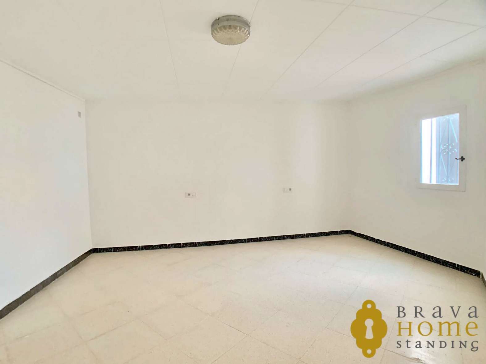 Àmplia casa de planta baixa + apartament de convidats, en venda a Empuriabrava