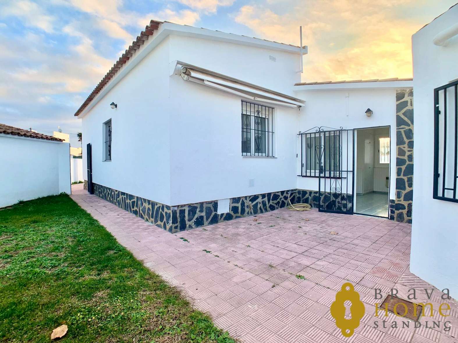 Àmplia casa de planta baixa + apartament de convidats, en venda a Empuriabrava