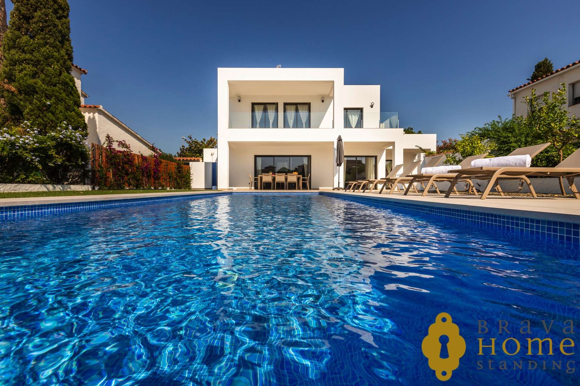 Vivienda con amarre de 13,5m, piscina y garaje en Empuriabrava