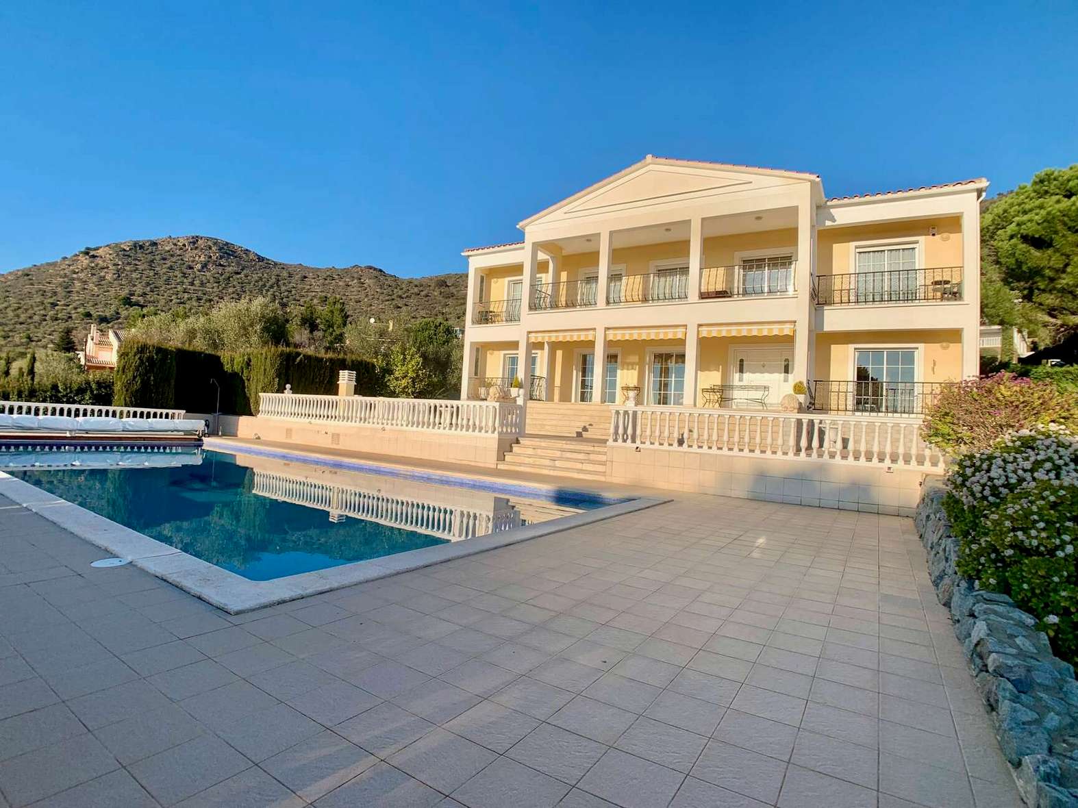 Luxurious villa with swimming pool for sale in Pau - Els Olivars