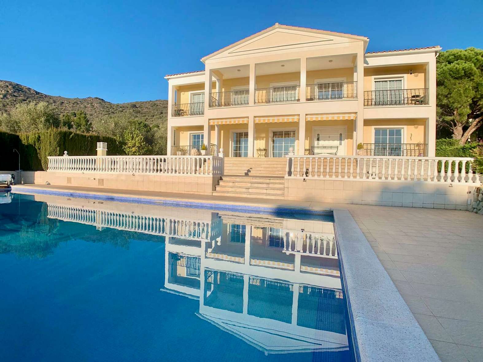 Luxurious villa with swimming pool for sale in Pau - Els Olivars