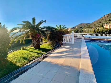 Luxós xalet amb piscina en venda a Pau - Els Olivars