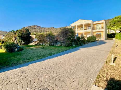 Lujoso chalet con piscina en venta en Pau - Els Olivars