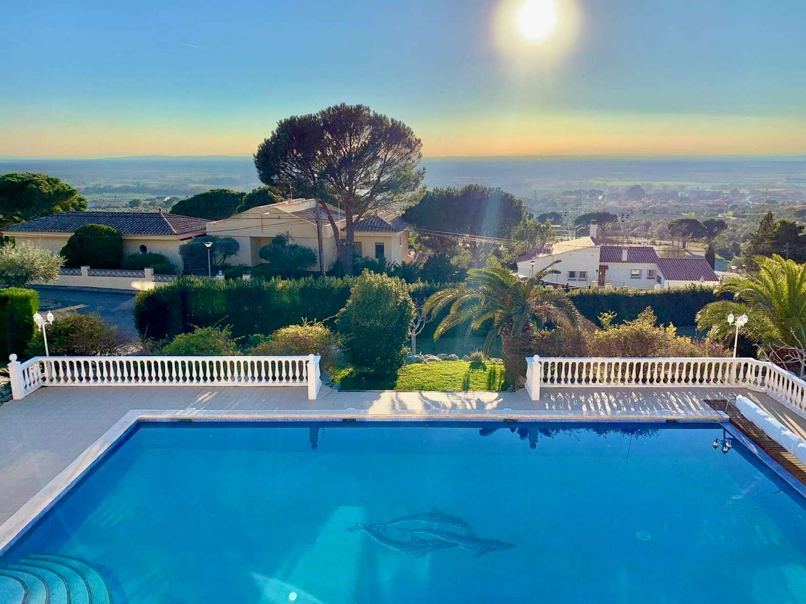 Luxós xalet amb piscina en venda a Pau - Els Olivars