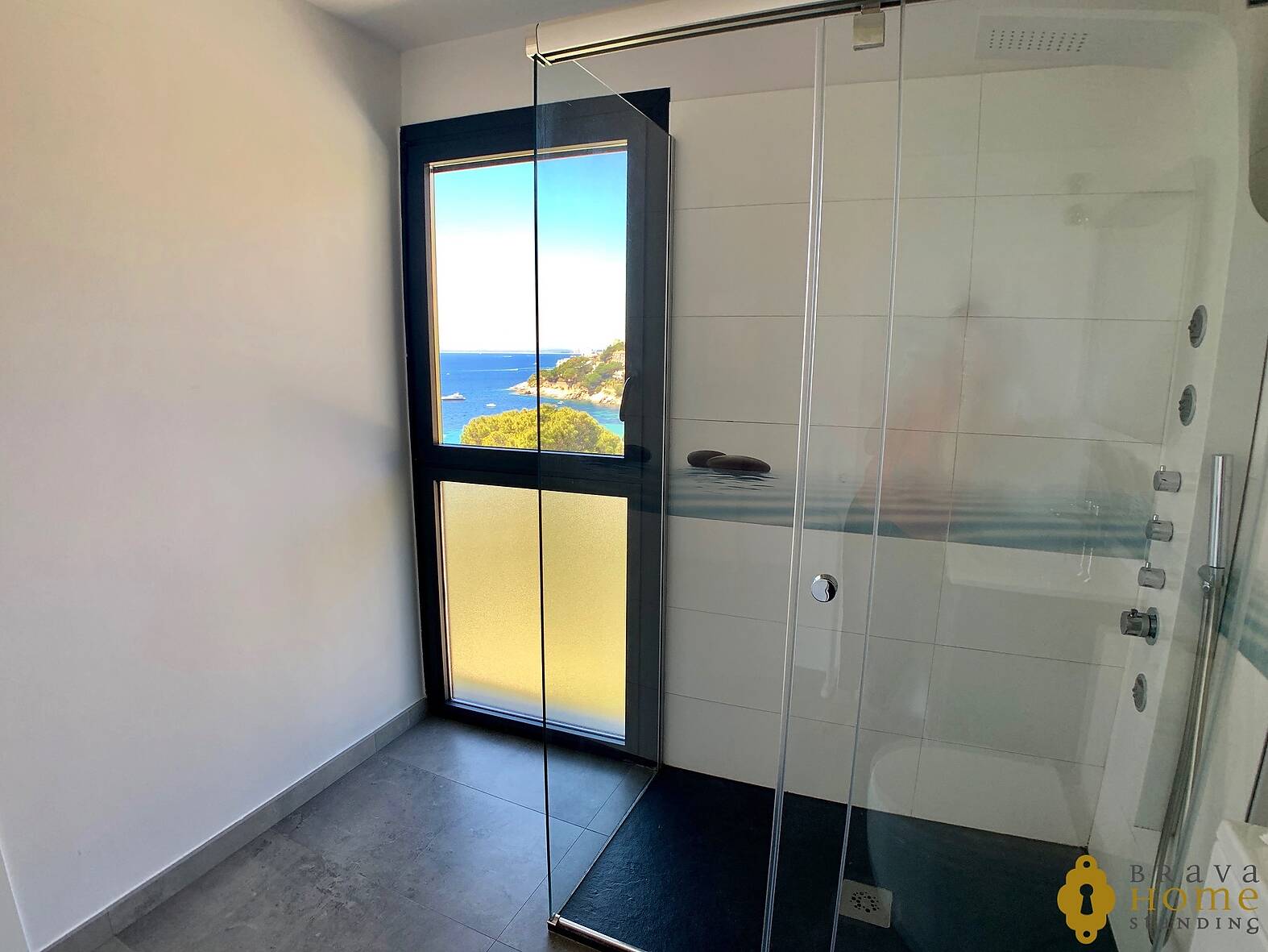 Esplèndida vila contemporània amb vistes al mar, en venda a Roses - Canyelles