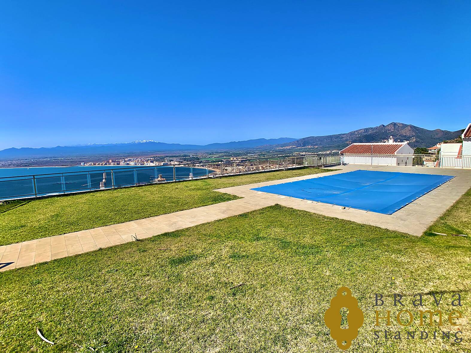 Preciosa casa con vistas al mar y piscina en venta en Rosas