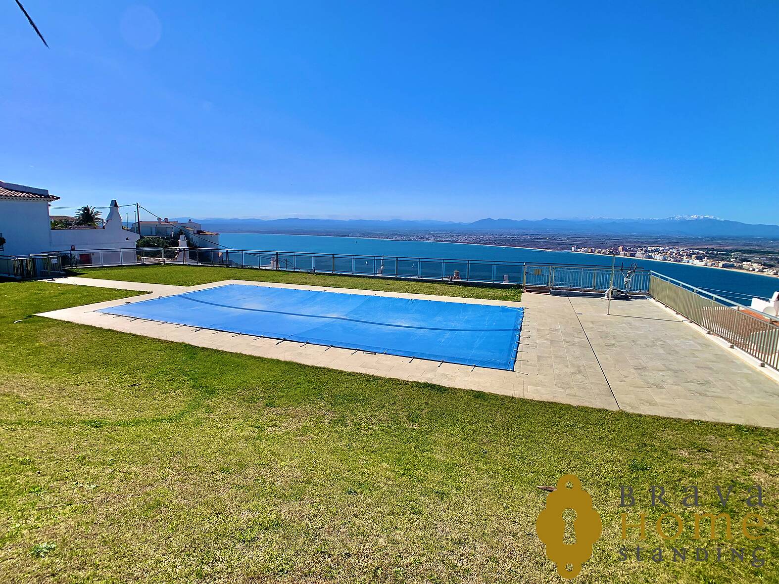 Preciosa casa amb vistes a la mar i piscina en venda a Roses