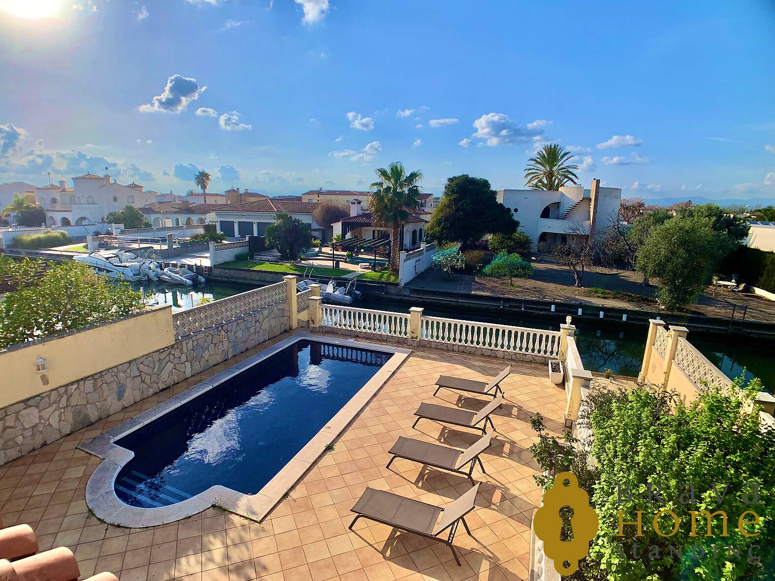 Magnifique villa avec amarre de 12,5m à vendre à Empuriabrava