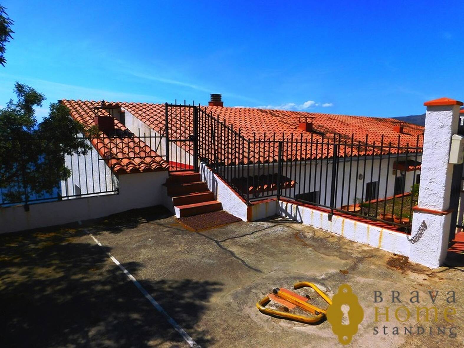 House with sea views for sale in Rosas