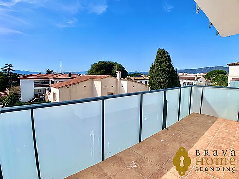 Fully renovated corner apartment with large terrace in Empuriabrava