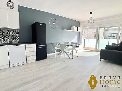 Fully renovated corner apartment with large terrace in Empuriabrava