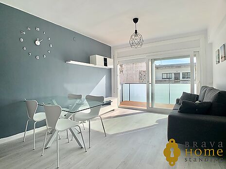 Fully renovated corner apartment with large terrace in Empuriabrava