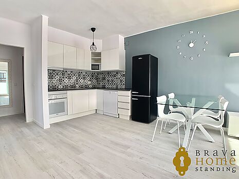 Fully renovated corner apartment with large terrace in Empuriabrava
