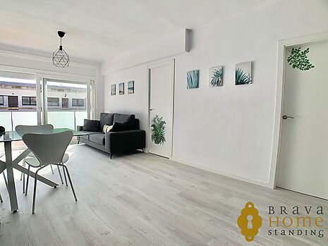 Fully renovated corner apartment with large terrace in Empuriabrava