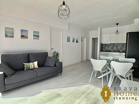 Fully renovated corner apartment with large terrace in Empuriabrava