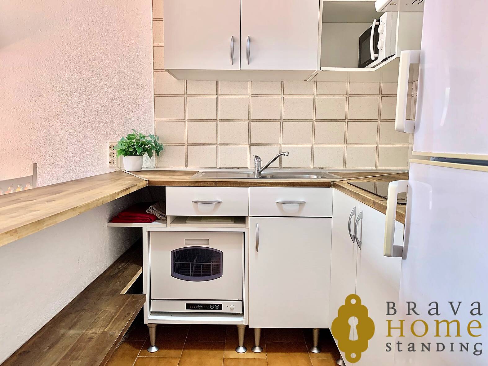 Beautiful renovated apartment for sale near the beach of Empuriabrava