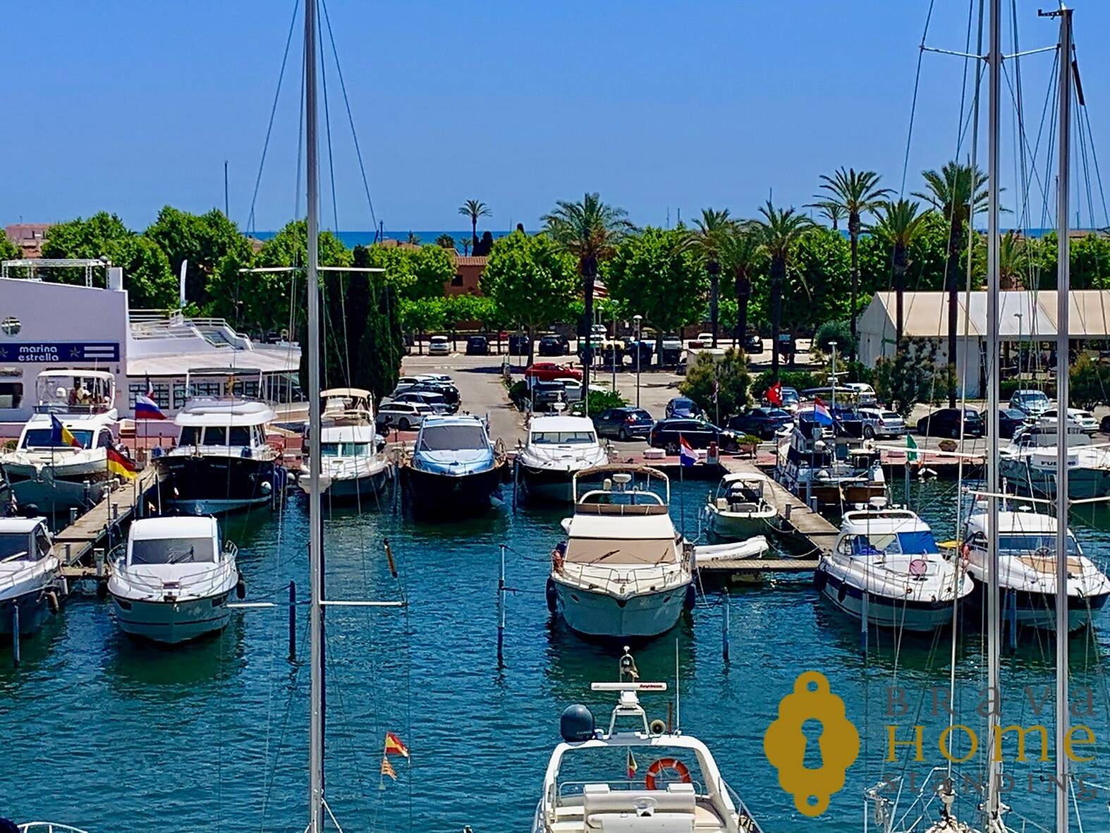 Espléndido apartamento con vistas al puerto y al mar en venta en Empuriabrava