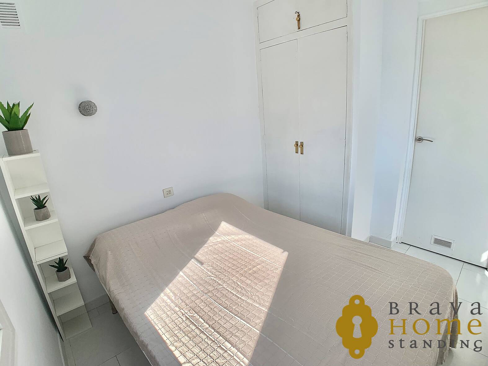 Espléndido apartamento con vistas al puerto y al mar en venta en Empuriabrava