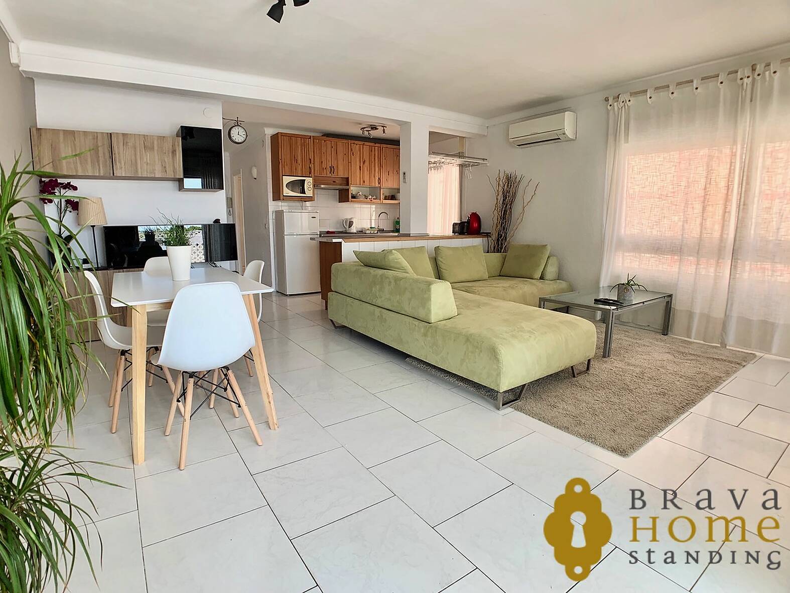 Espléndido apartamento con vistas al puerto y al mar en venta en Empuriabrava