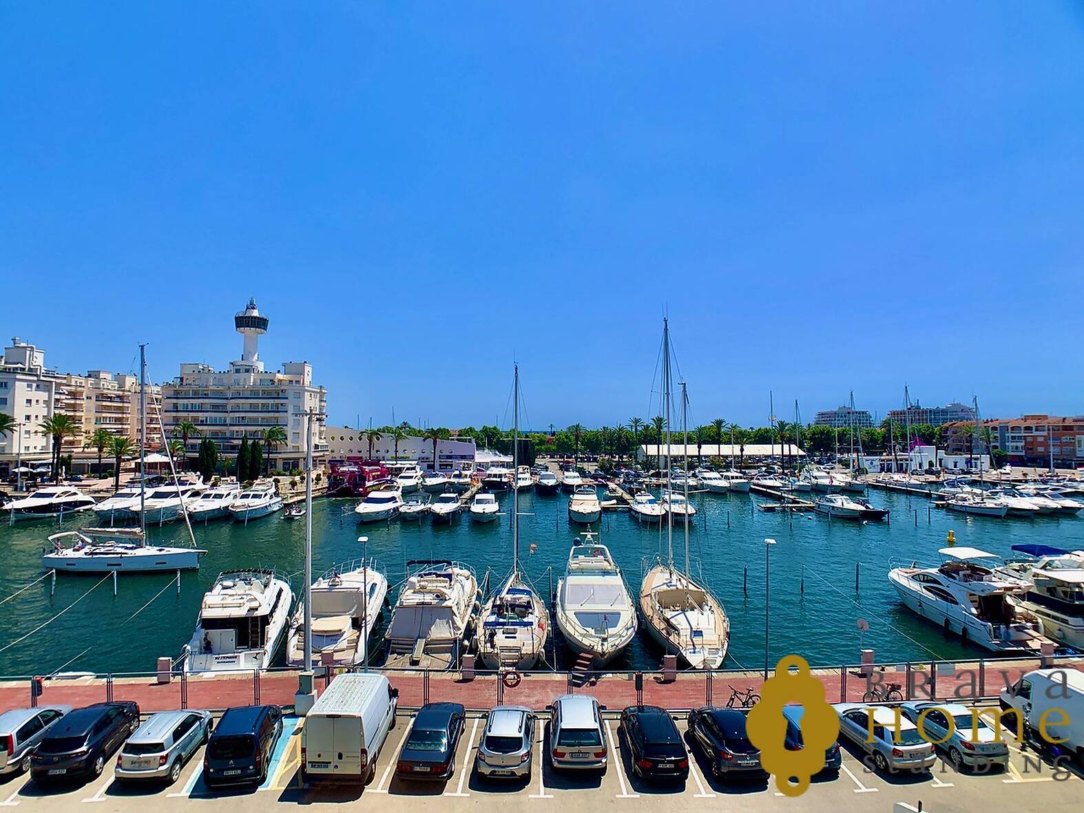 Espléndido apartamento con vistas al puerto y al mar en venta en Empuriabrava