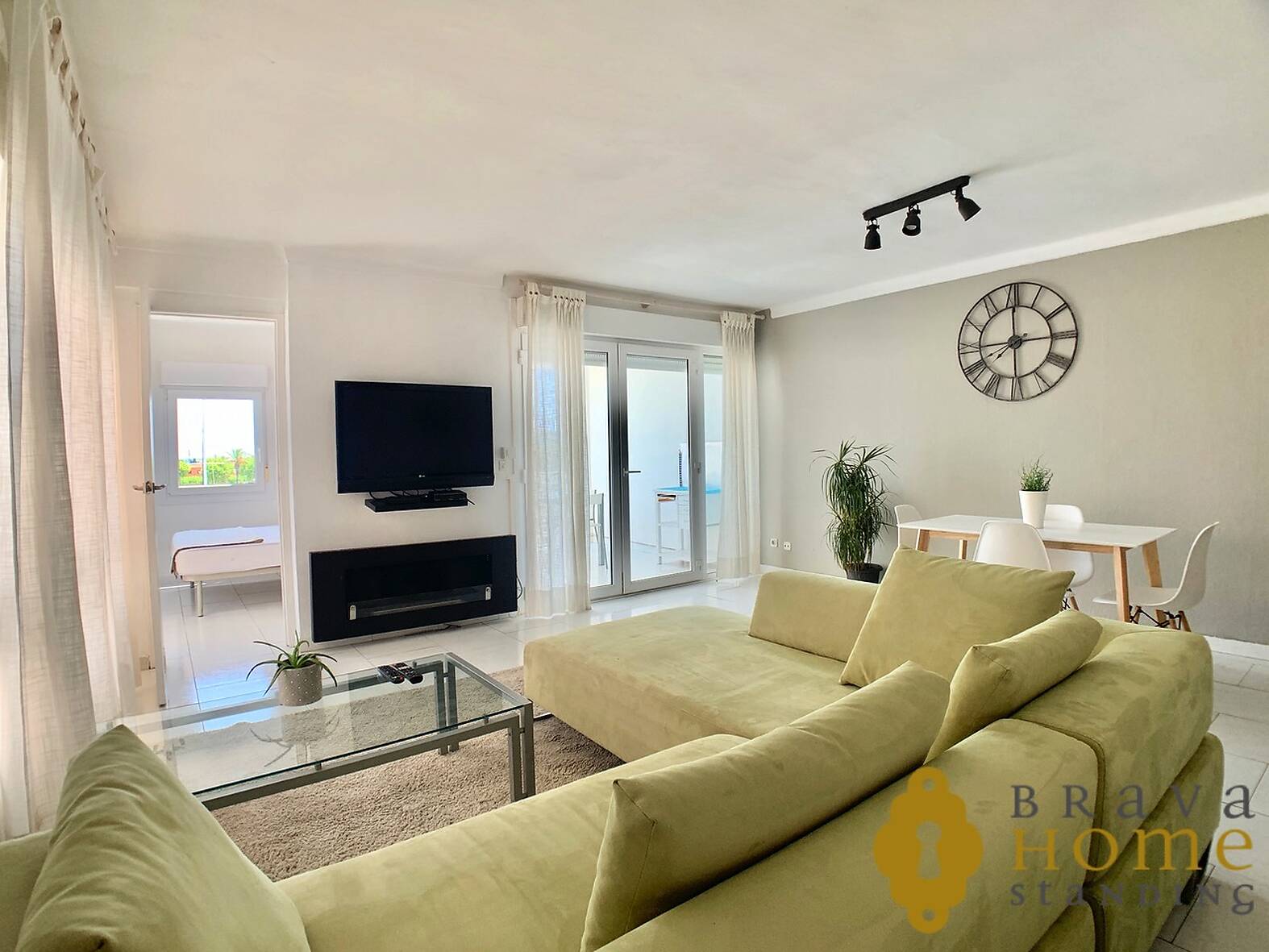 Espléndido apartamento con vistas al puerto y al mar en venta en Empuriabrava