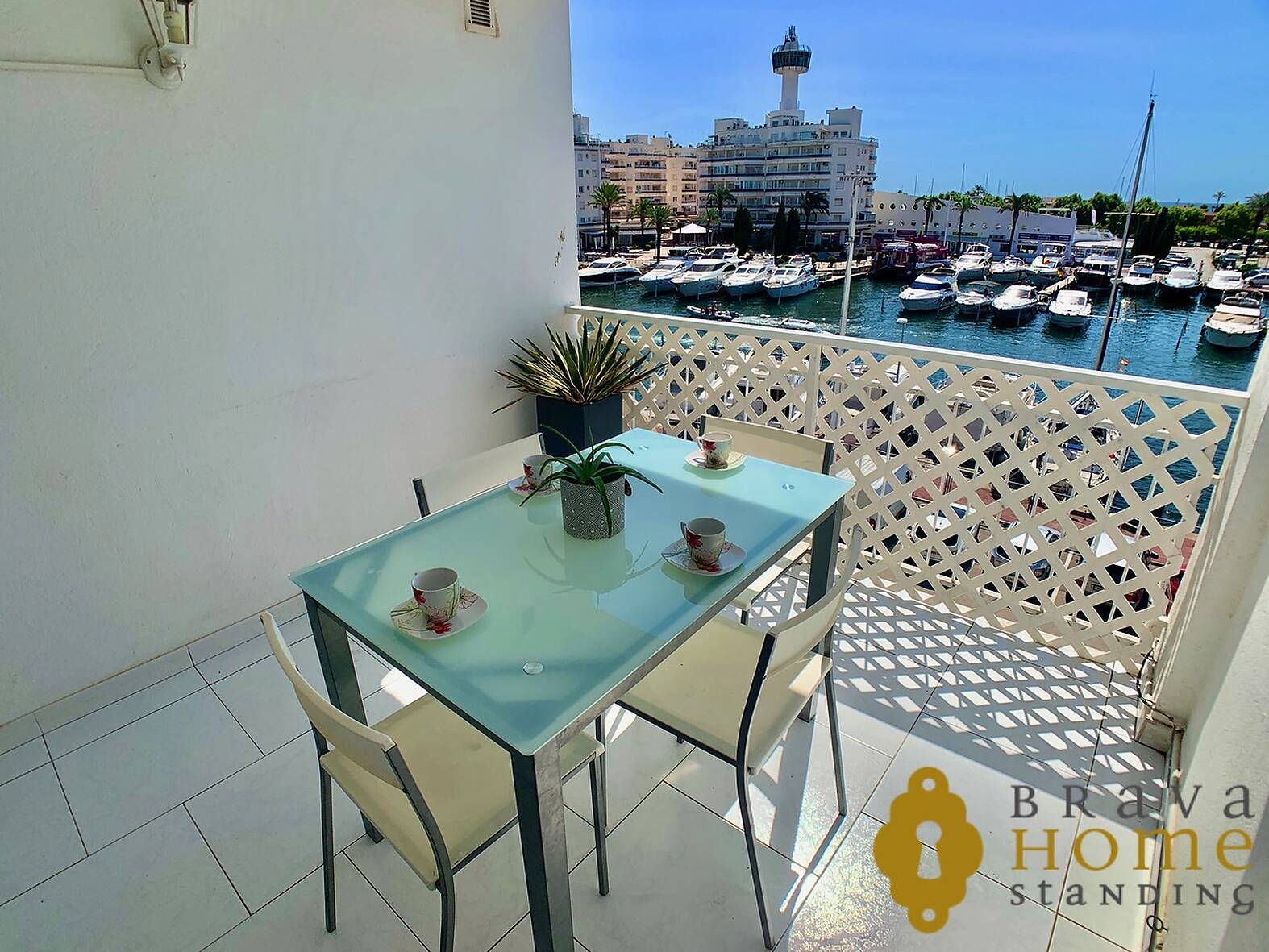 Espléndido apartamento con vistas al puerto y al mar en venta en Empuriabrava