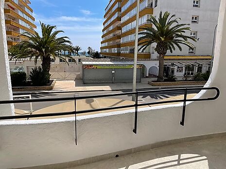 Beautiful fully renovated apartment with sea view for sale in Rosas