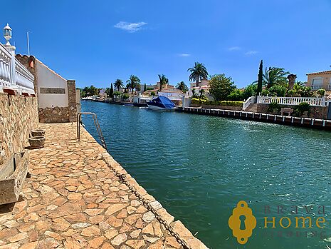 Beautiful house on a wide canal with a 12m mooring for sale in Empuriabrava