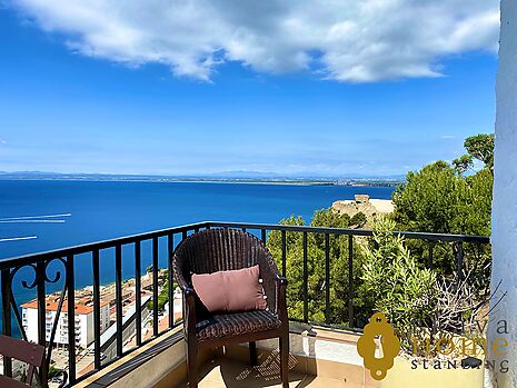 Magnificent duplex with stunning sea views for sale in Rosas