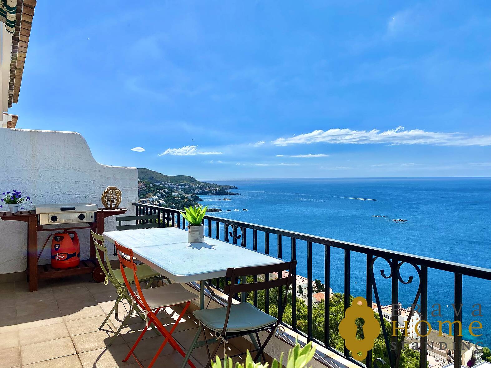 Magnificent duplex with stunning sea views for sale in Rosas