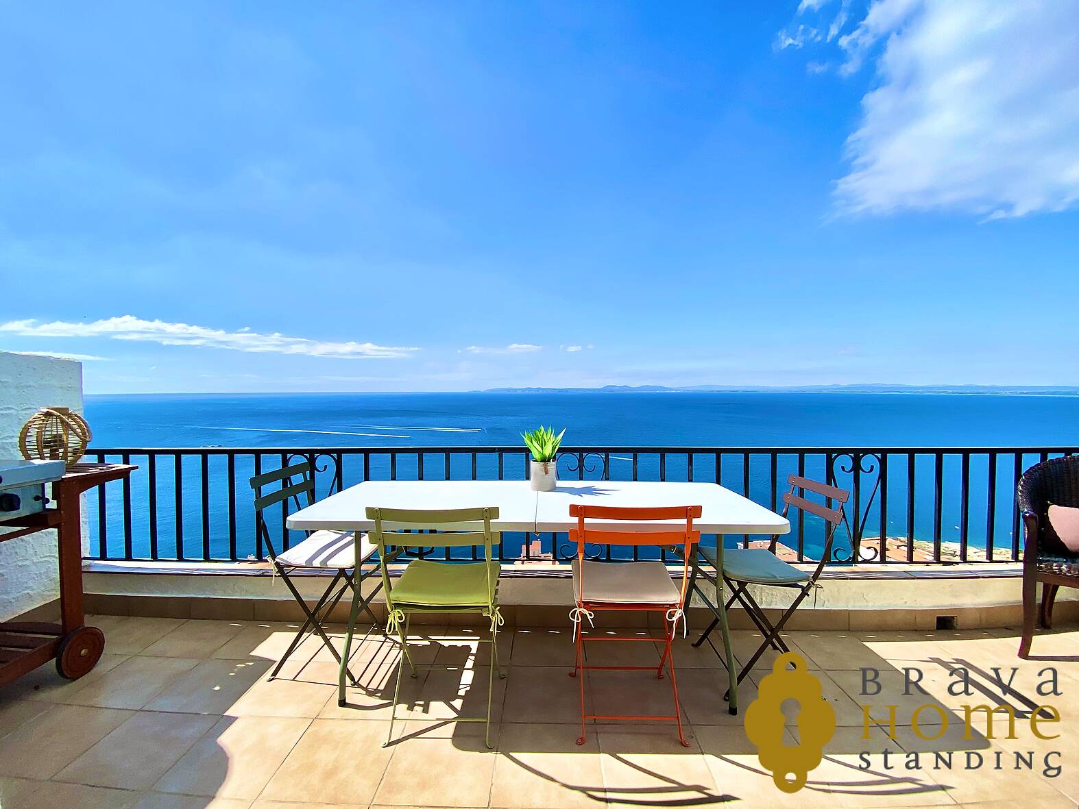 Magnificent duplex with stunning sea views for sale in Rosas