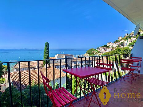 Magnífic pis totalment reformat amb vistes al mar a Canyelles