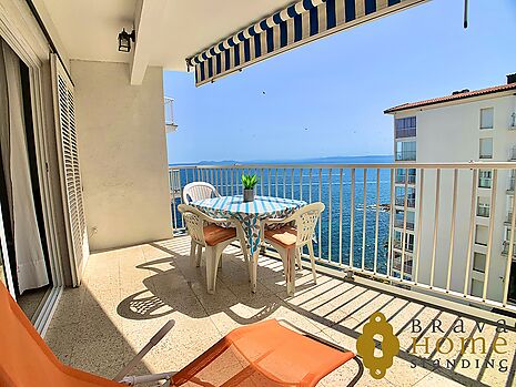 Precioso apartamento en 1ª línea de mar y con piscina en venta en Rosas