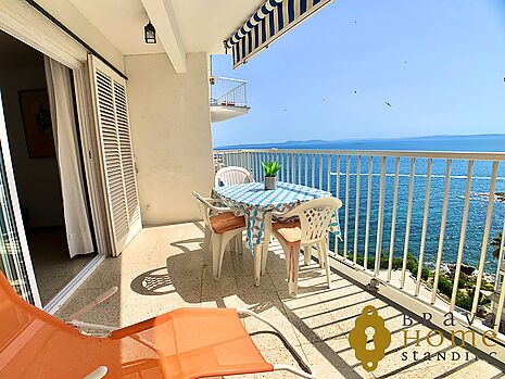 Beautiful apartment with 1st line views of the sea with pool for sale in Rosas
