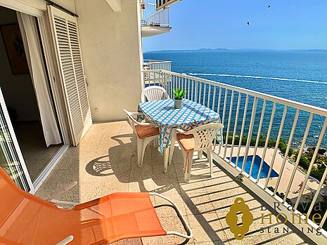 Precioso apartamento en 1ª línea de mar y con piscina en venta en Rosas