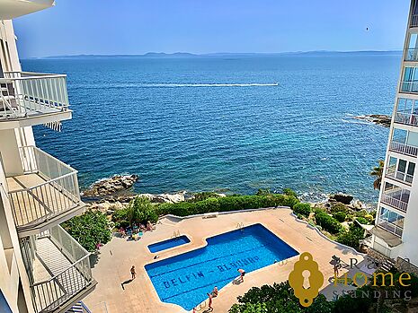 Beautiful apartment with 1st line views of the sea with pool for sale in Rosas