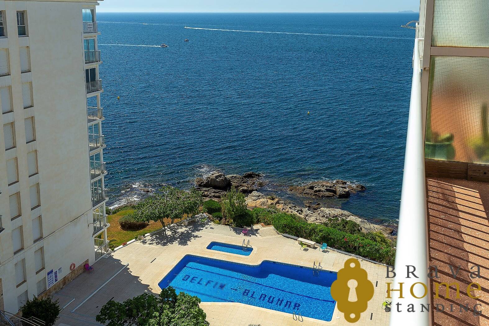 Bonito apartamento en primera línea de mar con piscina en venta en Roses
