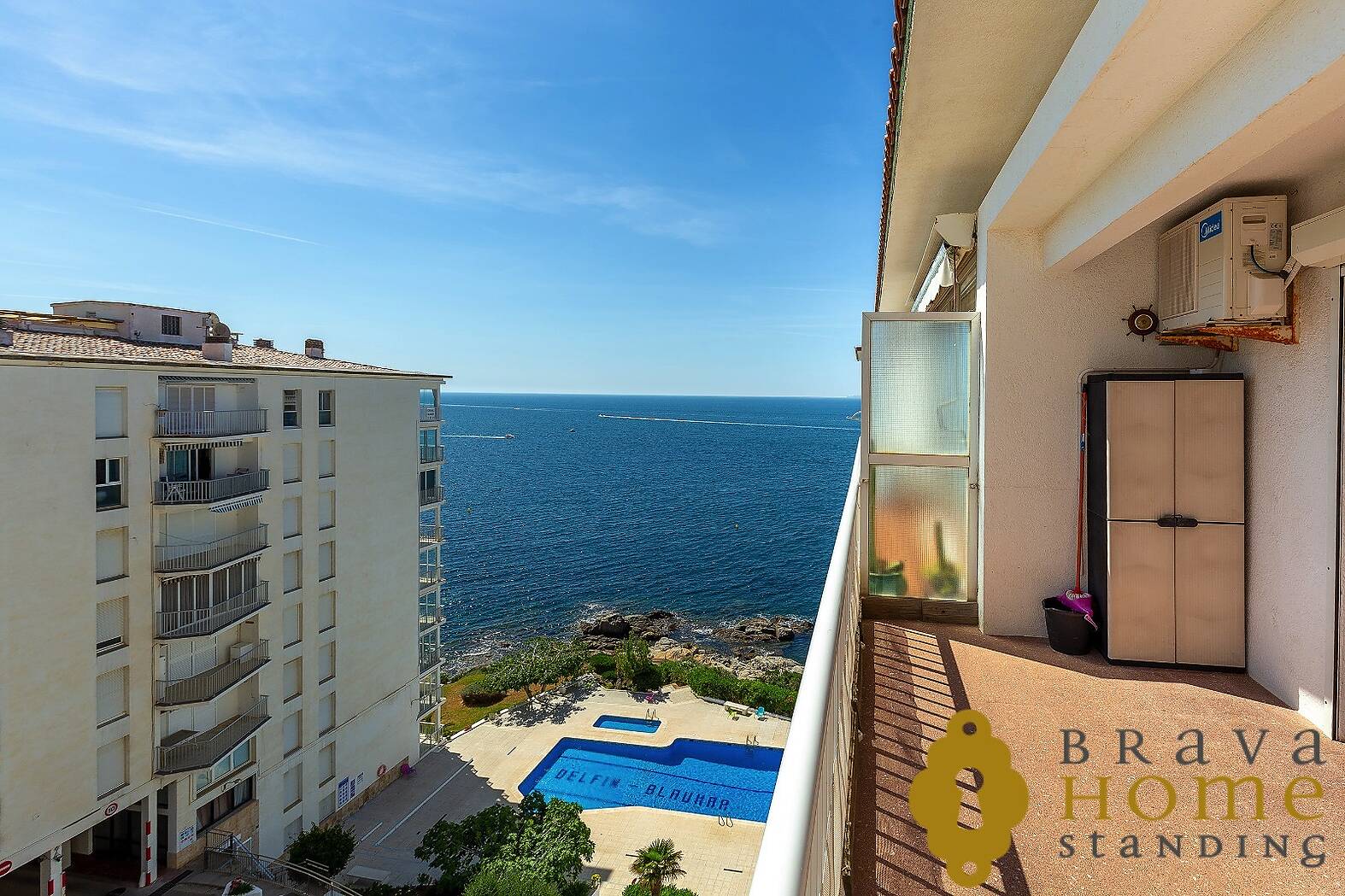 Magnificent seafront apartment with pool for sale in Roses