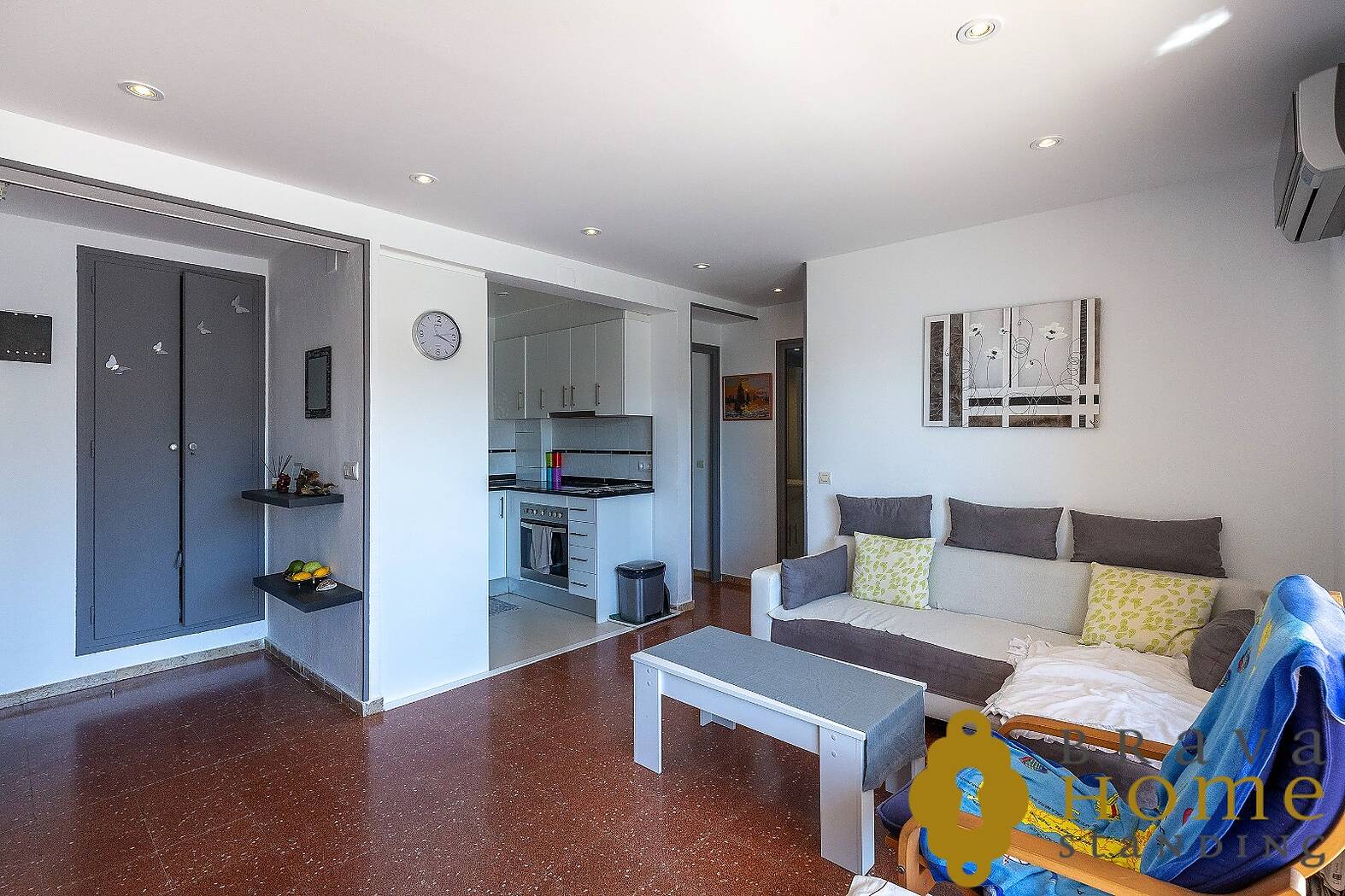 Magnificent seafront apartment with pool for sale in Roses