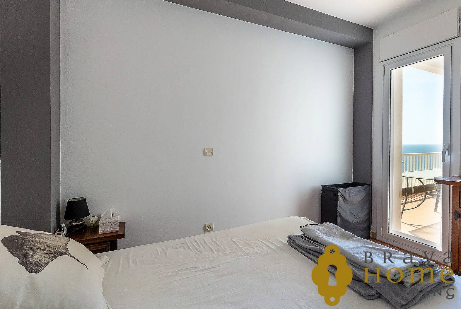 Magnificent seafront apartment with pool for sale in Roses