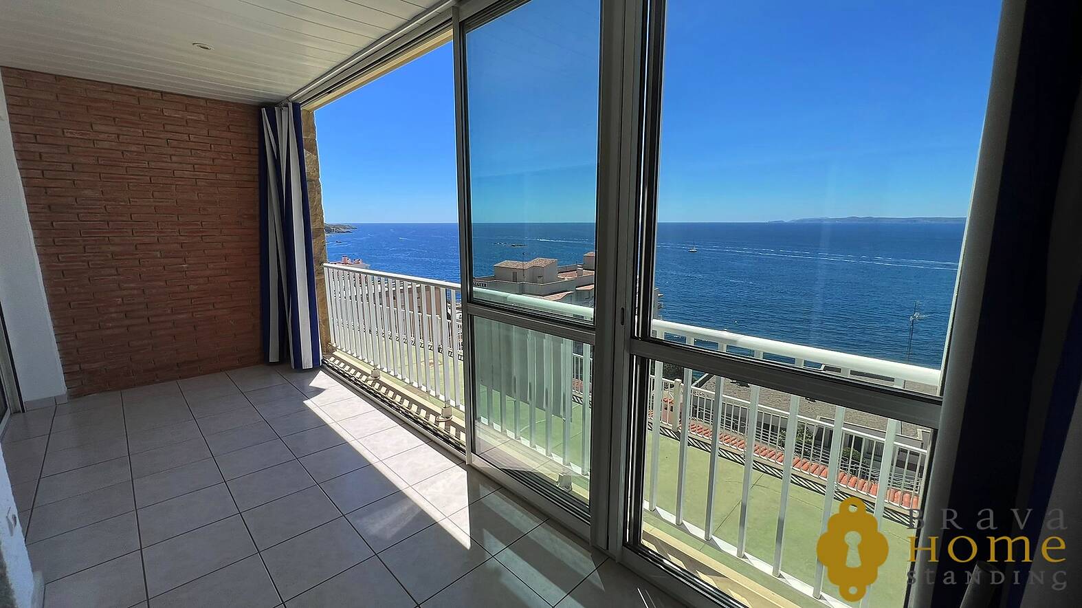 Bonito apartamento con vista al mar en venta en Rosas